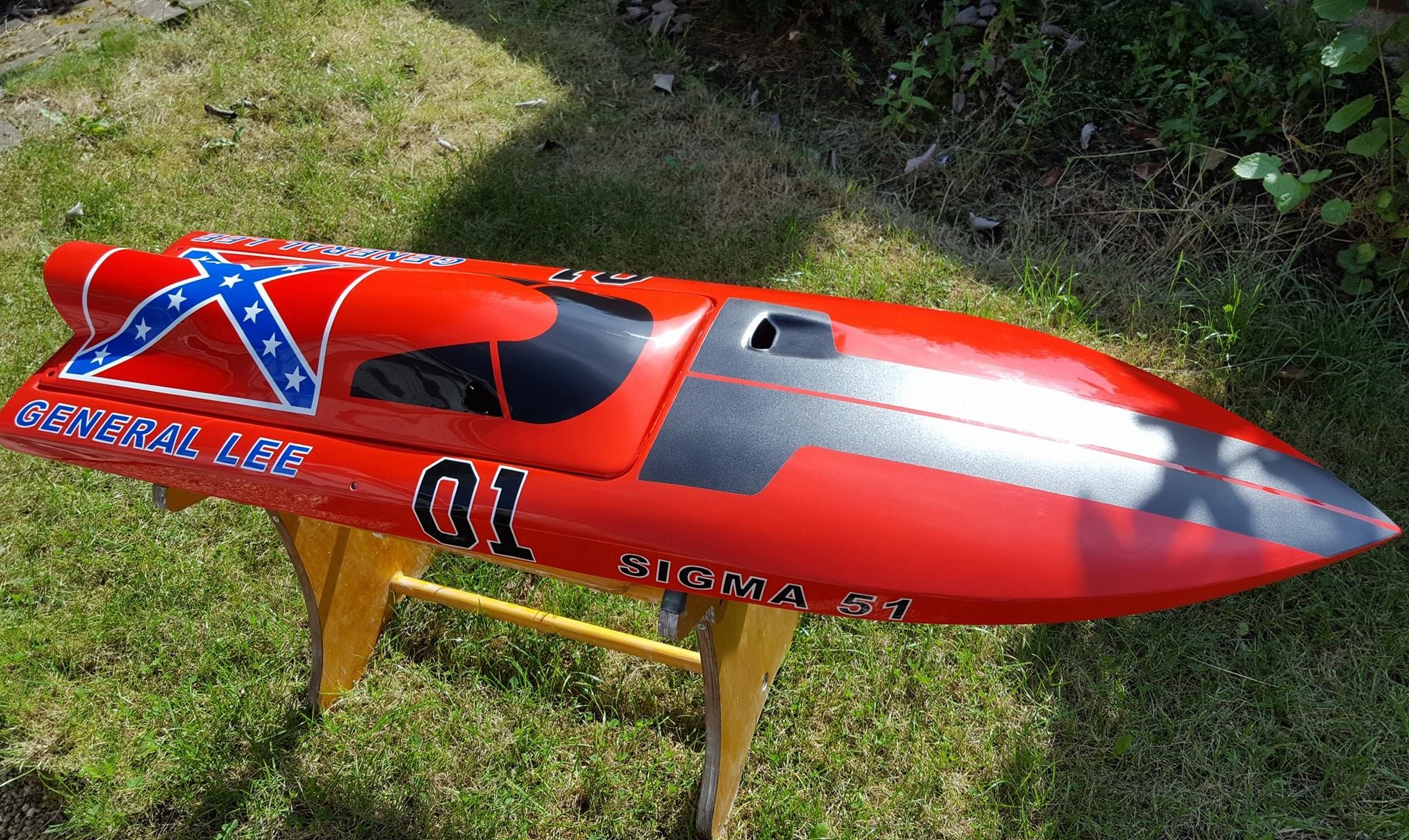 Airbrushed Painting of a General Lee themed RC Boat